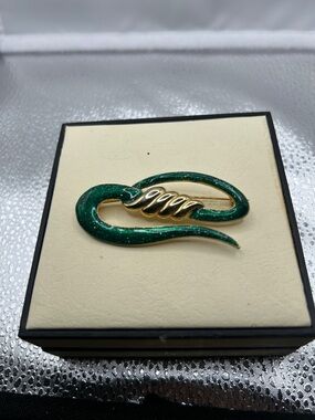 Vintage green enamel brooch gold tone rollover pin sleek swirl statement piece